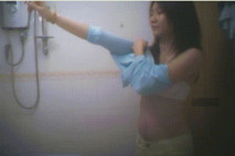 貴在真實，咸濕房東低價出租房暗藏針孔偷拍，合租四姐妹日常輪班洗澡