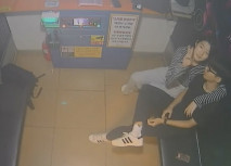 KTV包間攝像頭偷拍 年輕情侶調皮的女生對著攝像頭比剪刀手 和男友在沙發上做愛小哥經驗不足差點早泄