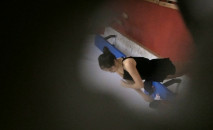 冒死爬牆偷拍 水上樂園剛出來換衣服的小美女