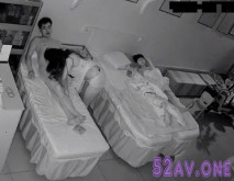 門市理療按摩店攝像頭破解偸拍中年夫妻半夜待旁邊的孩子睡熟後起來過性生活，又口又擼很激情也不怕把孩子吵醒